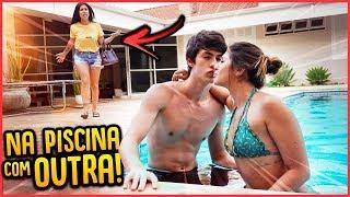 ELA PEGOU O NAMORADO BEIJANDO OUTRA NA PISCINA!! - TROLLANDO AMIGA [ REZENDE EVIL ]