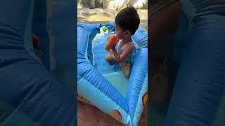 Minum susu sambil mandi #mikail #minumsusu #renang