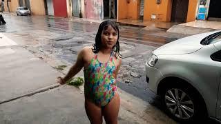 TOMANDO BANHO NA CHUVA