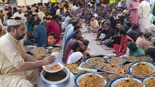 RAMADAN BIGGEST ROADSIDE FREE IFTAR IN LAHORE  2000+ PEOPLE EATING BRYANI - RAMADAN STREET FOOD PAK