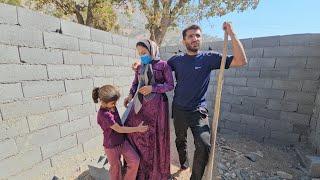 An energetic day with the family: building a house and pursuing children's education