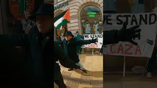 Он попытался вырвать флаг Палестины. Ответ уммы — сабр!
