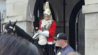 AMERICAN TOURIST STEPS INSIDE THE BOX KINGS GUARD SHOUTS GET OUT VERY LOUDE #kingsguard