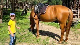 КОННАЯ ПРОГУЛКА /  В первый раз НА ЛОШАДЯХ всей семьей / Настя и Вика