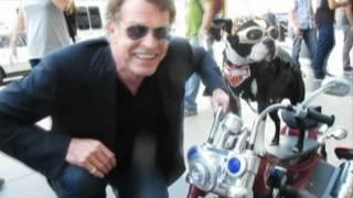 Chopper the Biker Dog meets John Noble at Comic Con 2011