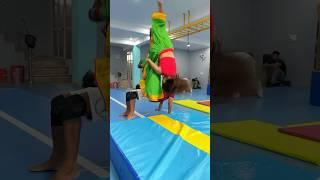 Ladke k pet se ki flip  #shorts #ytshorts #gymnast #parkour #couplegoals #viralvideo