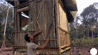 lebih nyaman pondok alam sudah punya pintu yang terbuat dari kayu bulat