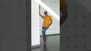 Supermodel instructor, impromptu demonstration of gait in flat shoes. #Styling #Fashion