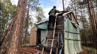 ХИЖИНА ОТШЕЛЬНИКА ЖИЗНЬ В ГЛУШИ. ДЕЛАЮ КРЫШУ. ЖИВУ В ДИКИХ УСЛОВИЯХ. МОРС ИЗ ЯГОД. ЗАБОЛЕЛ В ТАЙГЕ