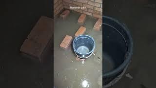откачиваем воду с погреба ведрами | жизнь в деревне