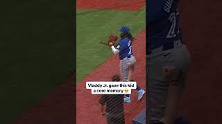 Vladdy Jr. made this young fan’s day 