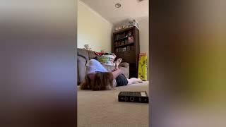 Perdedora recibiendo un calzon chino atómico de su novio bully mientras quiere leer (wedgie)