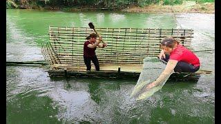 Installation Of Bamboo Boats To Catch River Fish | River Life