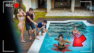 MINHA AMIGA FOI ENTRAR NA PISCINA MAS ACONTECEU UM ACIDENTE!! - TROLLANDO REZENDE [ REZENDE EVIL ]