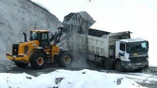 Фронтальный погрузчик JCB, погрузка самосвала Mercedes