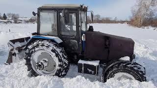 ТРАКТОР МТЗ-1221 БУКСУЕТ В СУГРОБЕ