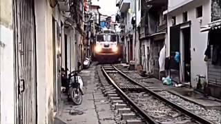 A Hanoi, un train traverse la ville en passant devant les portes des résidents