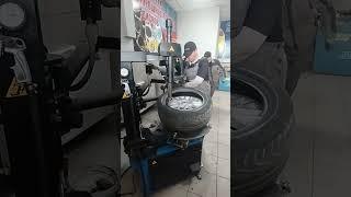 Демонтаж колеса с помощью 3 руки #шиномонтаж #automobile #best #шиносервис