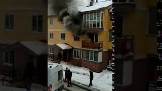 Пожар в жилом доме тушат в Южно-Сахалинске