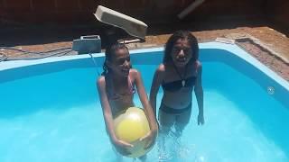 Brincando na Piscina