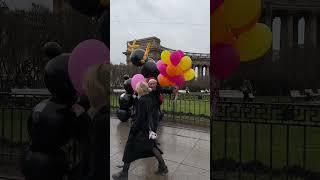 Happiness снова на улицах Питера радует людей воздушными шарами️ #шарыспб #гелиевыешары #balloon
