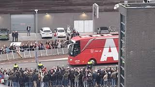 aankomst Spelersbus Ajax bij de Kuip