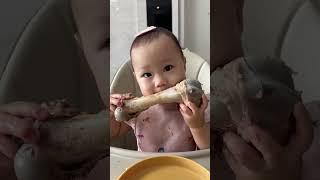 情绪越来越稳定啦！ 啃得到肉就啃，啃不到就闻，哈哈哈…玩也可以的，别打扰她，啃咬咀嚼能力和专注力就是这样一点一滴的累积起来的…#妈呀太香了 #人类幼崽 #萌娃 #吃货 #育儿经验分享