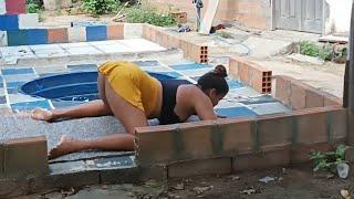 fazendo Yoga na piscina