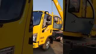 The 8-ton blue brand crane has a lifting capacity of 1 ton and a delivery distance of 15 meters.