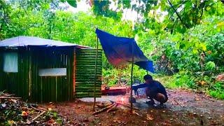 Camping hujan deras membangun shelter bambu di tengah hutan