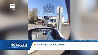 В Красноярске на улице Глинки перевернулся внедорожник