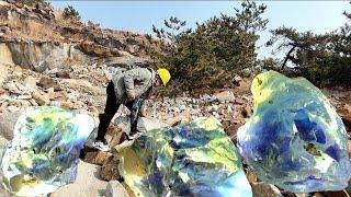 Topaz mining area. Some gold and ball crystals appear here.