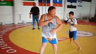 БОКС boxing тренирует ребят в Таганроге дядя Коля 