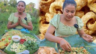 Pounding Papaya Salad With Fried Pork Skin | SIS Cooking TV