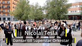 2021-10-02 NICOLAI TESLA - Dansar till Superstar Orkestar på Poseidons Torg i Handen 1