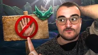 CHALLENGER JUNGLER plays with 1 HAND in EMERALD ELO