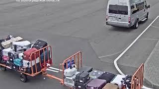 Восемь работников аэропорта Волгограда целый год обворовывали багажи пассажиров