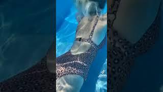 Eda Aslankoç (edaslankoc) Havuz Altında