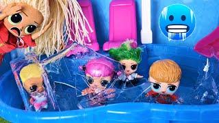 FROZE IN THE POOL at the gym class) Funny doll school LOL surprise funny cartoons Darinelka