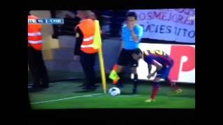 Daniel Alves come banana jogada no campo