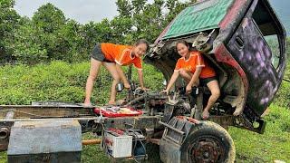 The girl repaired and restored the old trucks has been abandoned for a long time.