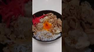 温かいご飯に、豚丼＆しらす＆焼売のせてみた。