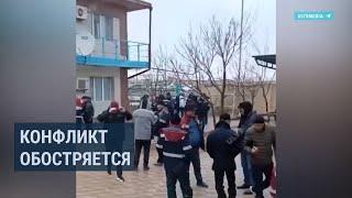 В Жанаозене нефтяники продолжают забастовку. Гендиректор угрожает расправой