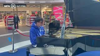 ULTIMO canta BUONGIORNO VITA in aeroporto (Instagram)