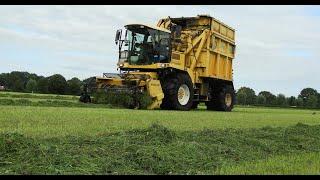 Brullen in de grasoogst met New Holland FX  Grasdrogerij Ruinerwold