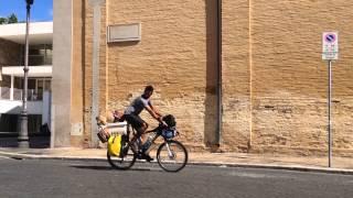 Hippie subiendo a la bici, Bikecanine.