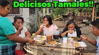 El Grupo Desayuna Tamales / Comiendo Los Primeros Tamales Navideños