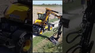 L’escavatore gommato JCB  HYDRADIG W110 con braccio telescopico decespugliatore della GL1 srl