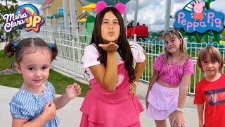 Maria Clara se diverte com seus amigos no parque da Peppa Pig