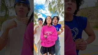 LA NIÑA QUE TENÍA HERMANOS MAYORES 